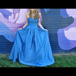 Beautiful Blondie Nights long formal gown WITH POCKETS! Figure flattering!